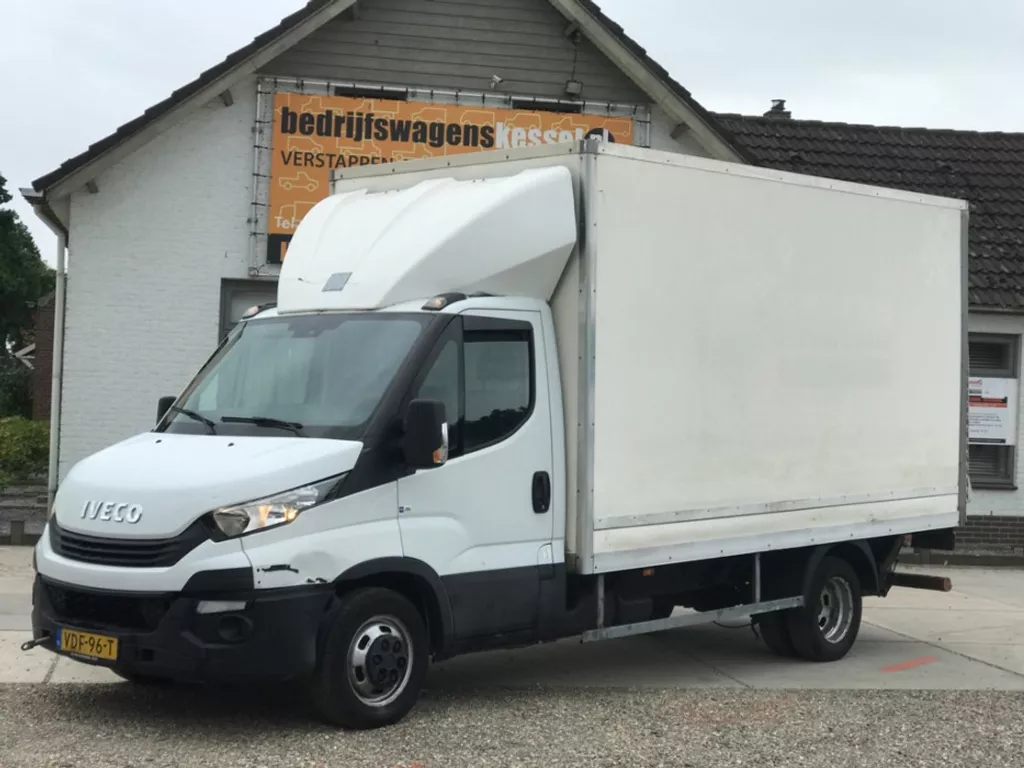 Iveco Daily 35C16 2.3 HPi Euro 6 Bakwagen Koffer LBW Motorschade