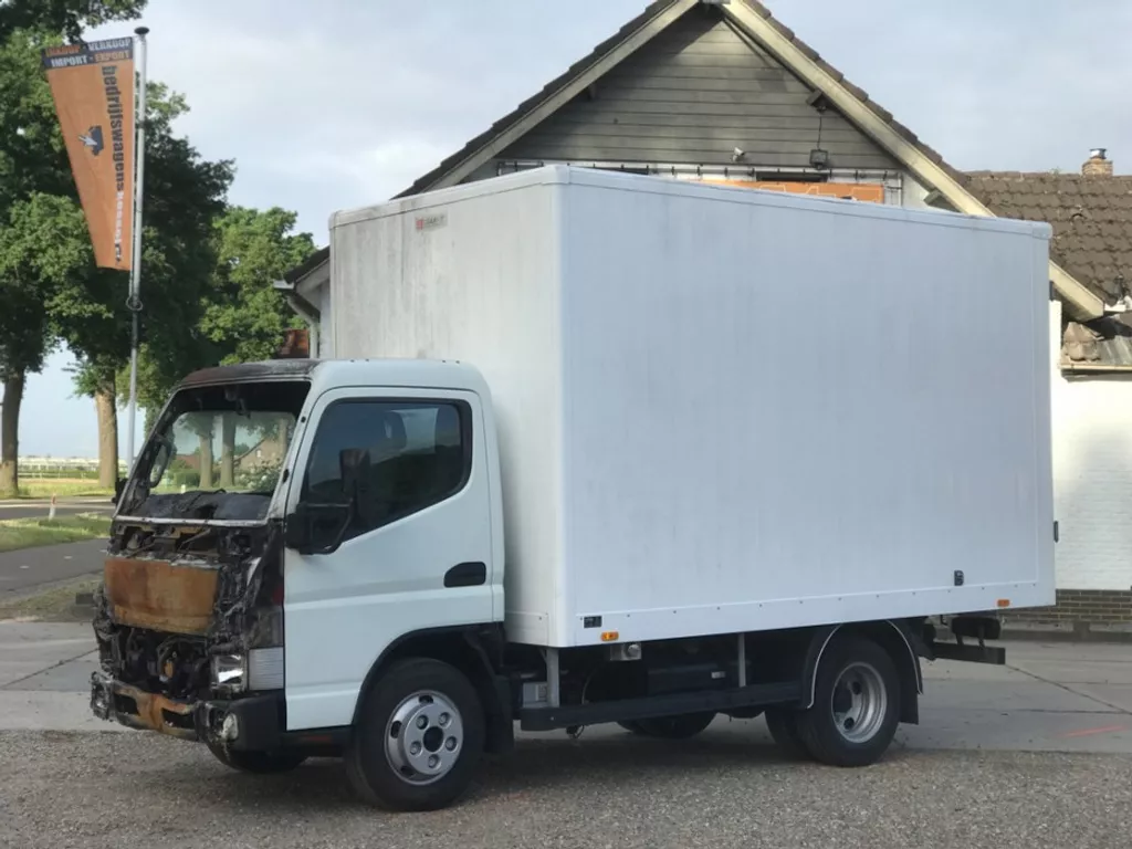 Mitsubishi Canter Fuso 6S15 euro 5 bakwagen Koffer brandschade